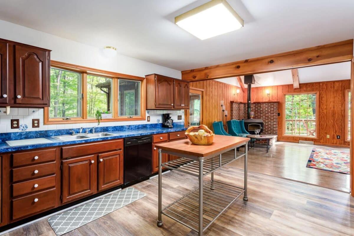 Huge Cabin W Hot Tub, Deck, Grill, Fire Pit, Wifi Berkeley Springs Exterior photo